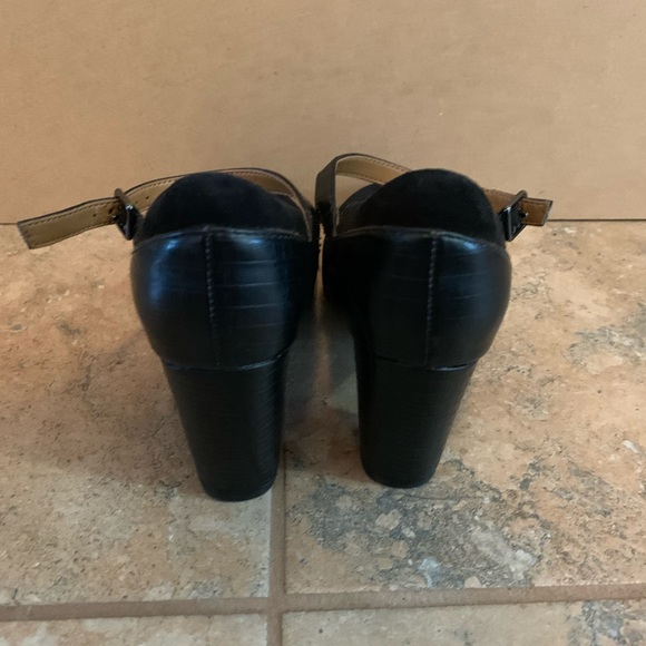 Women Black Suede Clarks shoes, preowned - Picture 3 of 6